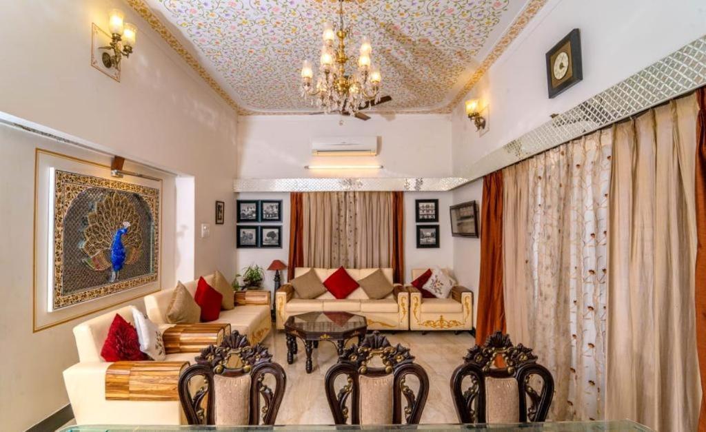Santosh Villa - The House Of Antiques And Art Ουνταϊπούρ Εξωτερικό φωτογραφία